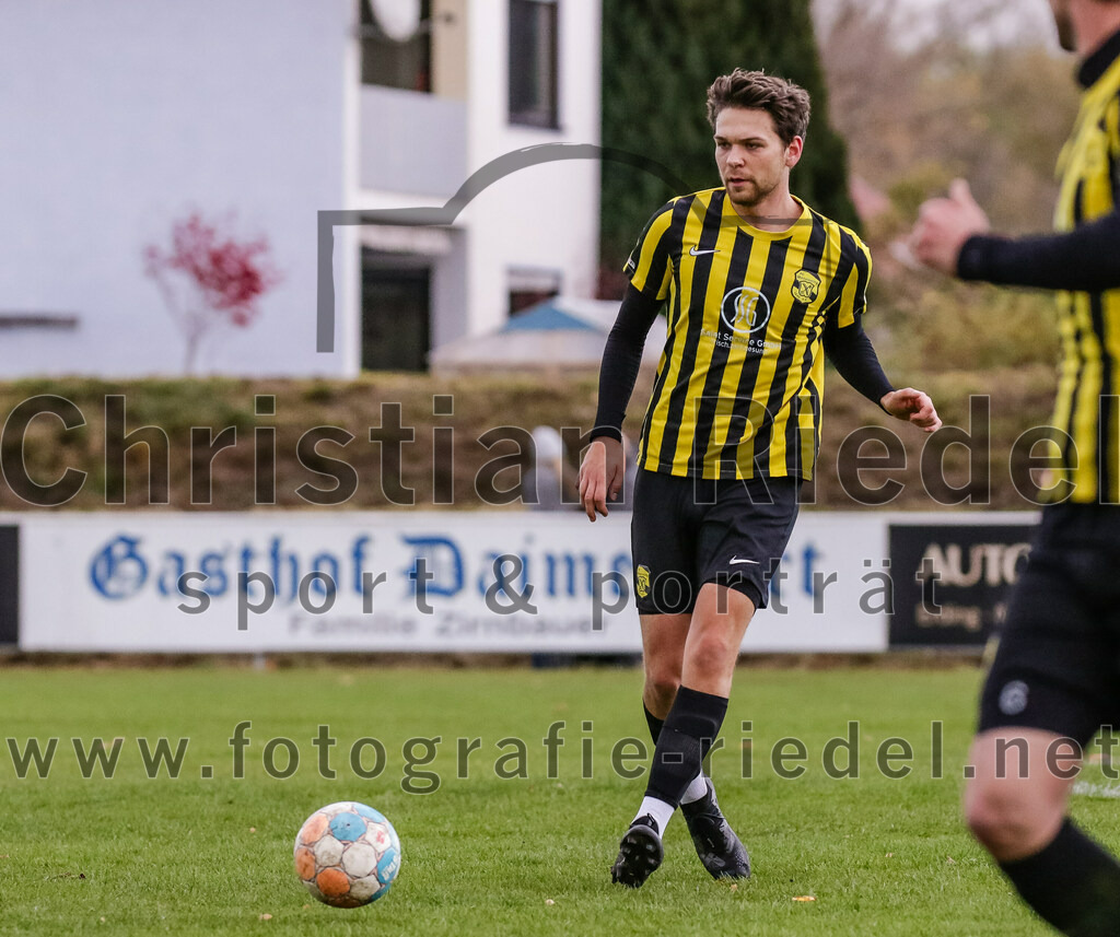 2023-11-11_030_FC_Moosinning_gegen_TSV_Peterskirchen | Moosinning, Deutschland, 11.11.2023:
Fußball, Bezirksliga Oberbayern Ost 2023 / 2024, 17. Spieltag, FC Moosinning gegen TSV Peterskirchen, Endergebnis: 5:0

Liam Fitzpatrick (FC Moosinning, #22)

Foto: Christian Riedel / fotografie-riedel.net