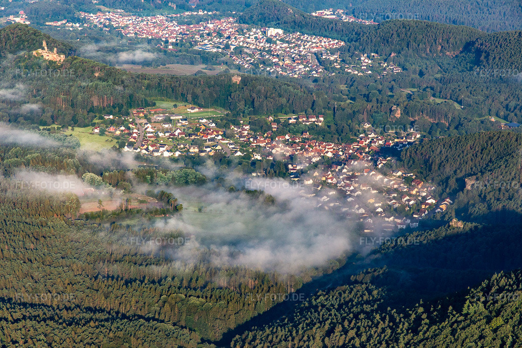 Luftbild: Ortschaft im Morgendunst von Osten in Schindhard im Bundesland Rheinland-Pfalz in Deutschland. Foto: IMG_143075.jpg vom 06.08.2024 durch Werner Riehm/FLY-FOTO.de