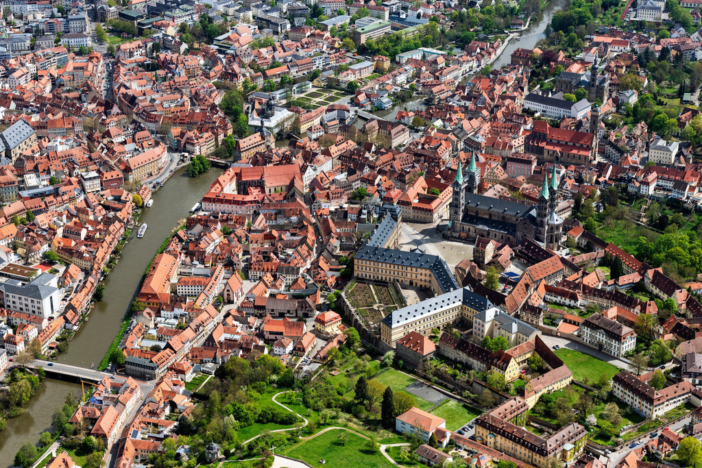 dr__0095422.jpg | BAMBERG 28.04.2022 Kirchengebäude des Domes Bamberger Dom in der Altstadt in Bamberg im Bundesland Bayern, Deutschland. // Church building of the cathedral Bamberger Dom in the old town in Bamberg in the state Bavaria, Germany. Foto: Daniel Reiter