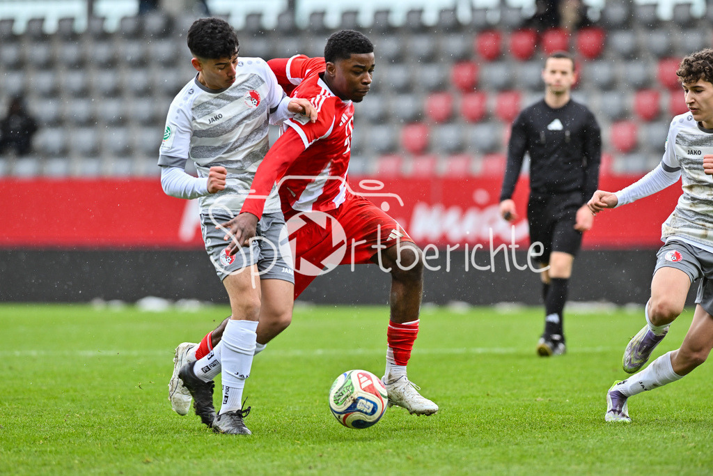 FC Bayern München - Berliner Athletik Klub | MUNICH, GERMANY - 21. FEBRUARY: im Duell Eren BADEM (Berliner AK U19 8) und Allen LAMBE (FC Bayern München U19 8) während dem Spiel zwischen der U19 des FC Bayern München und der U19 des Berliner Athletik Klubs am 3. Spieltag der DFB-U19 Nachwuchsliga am FC Bayern Campus