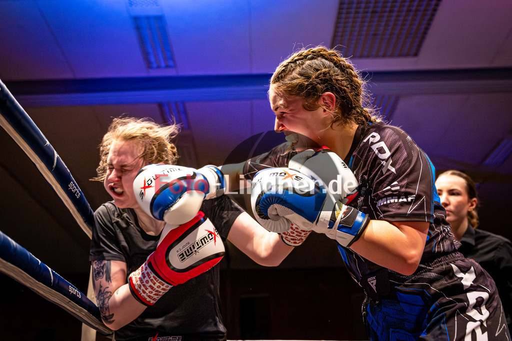 Sonja Özgisi (Sei Wasser Bad Tölz) blau gegen Franziska Waiser (MFA Penz) rot | MFA Fight Night Frauen K1 -67kg Kampf 7, Sonja Özgisi (Sei Wasser Bad Tölz) blau gegen Franziska Waiser (MFA Penz) rot, 20251108,,2025-11-08 in Penzberg (Wellenberghalle Penzberg), Copyright: WolfgangxLindner www.foto-lindner.de