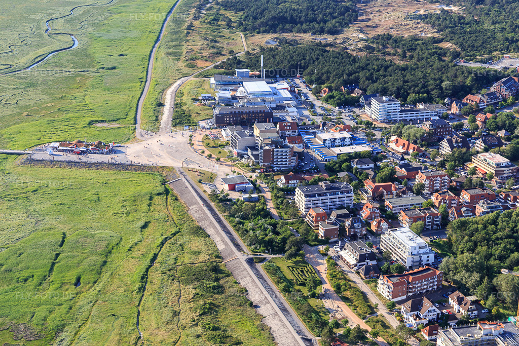 Luftbild: Salzwiesen, Deich und Seebrückenvorplatz aus Süden im Ortsteil Bad Sankt Peter in Sankt Peter-Ording im Bundesland Schleswig-Holstein in Deutschland. – Foto: IMG_0007208.jpg vom 10.07.2021 durch Werner Riehm/FLY-FOTO.de – Auflösung des Originals: 5286 x 3524 px