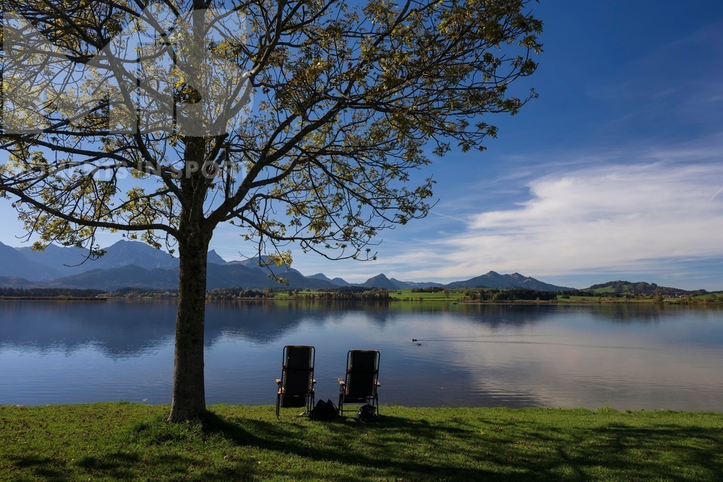 2.Liga-1860-HEIM.jpg | 17.10.2022, Herbst am Hopfensee im Allgäu (Bayern) bei Füssen. Zwei leere Campingstühle stehen am Ufer. - Realisiert mit Pictrs.com