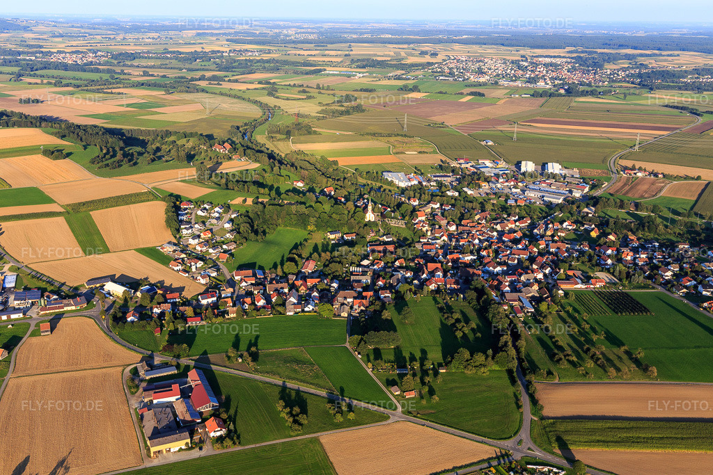 Luftbild: Ortsansicht von Westen im Ortsteil Binzwangen in Ertingen im Bundesland Baden-Württemberg in Deutschland. Foto: IMG_129206.jpg vom 04.09.2021 durch Werner Riehm/FLY-FOTO.de
