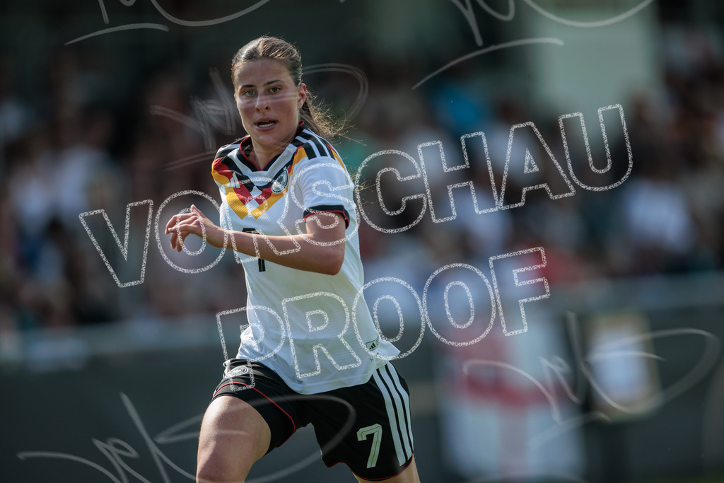 Testspiel U16-Juniorinnen: Deutschland – England | Die Bildergalerie dokumentiert das Länderspiel der deutschen U16-Juniorinnen gegen die Auswahl Englands. Die Fotografien zeigen Spielaktionen, Zweikämpfe, Torchancen, Mannschaftsszenen sowie weitere Impressionen der Begegnung. Die Aufnahmen entstanden im Rahmen des Testspiels beider Nachwuchsnationalmannschaften in der Kümpel + Hellmeister Arena in Hamm am 20. Juni 2026 und halten die sportlichen und emotionalen Momente des Spiels fest. - Realisiert mit Pictrs.com