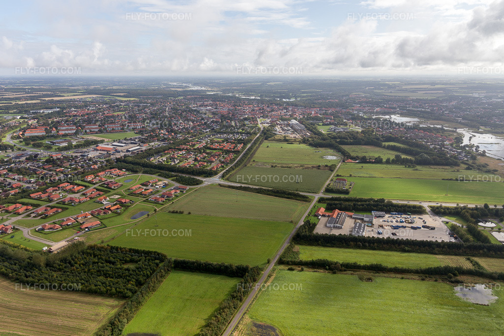 Aerial view: View of the town in Varde in the state South Denmark, Denmark. – Photo: IMG_103502.jpg taken on 09/16/2017 by Werner Riehm/FLY-FOTO.com – Resolution of the original: 5232 x 3488 px