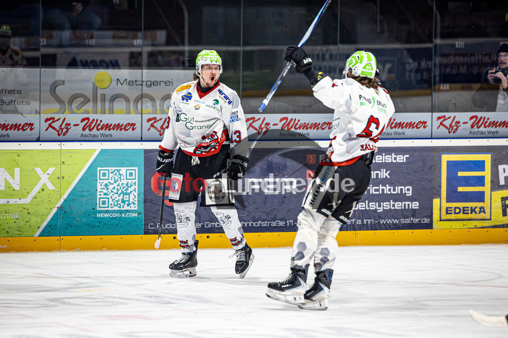EHC Waldkraiburg LÖWEN gegen Peißenberg MINERS | Eishockey Bayernliga 2025/26 Pre-Playoff Spiel 3, EHC Waldkraiburg LÖWEN gegen Peißenberg MINERS, 20260203,Tor Weiland PARRISH (MINERS 13),2026-02-03 in Waldkraiburg (Raiffeisen Arena), Weiland PARRISH (MINERS 13), Maximilian MALZATZKI (MINERS 67)Copyright: WolfgangxLindner www.foto-lindner.de
