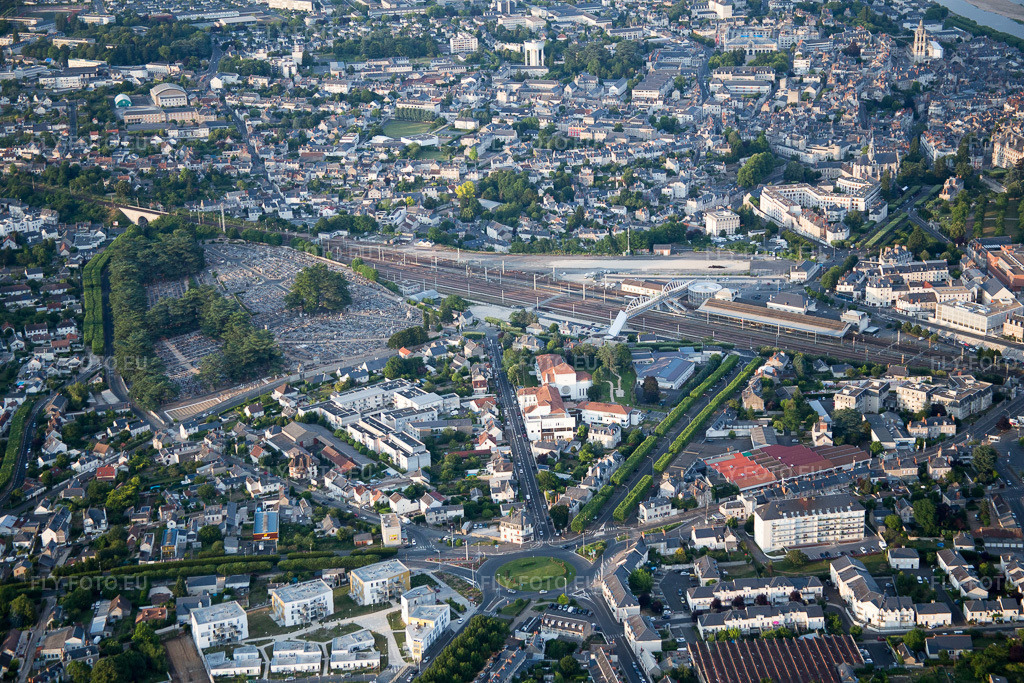 Vue aérienne: Vue de la ville à Blois dans le département Loir et Cher, France. Photo: IMG_082500.jpg prise le 20/06/2015 par Werner Riehm/FLY-FOTO.euRésolution de l'original: 5472 x 3648 px