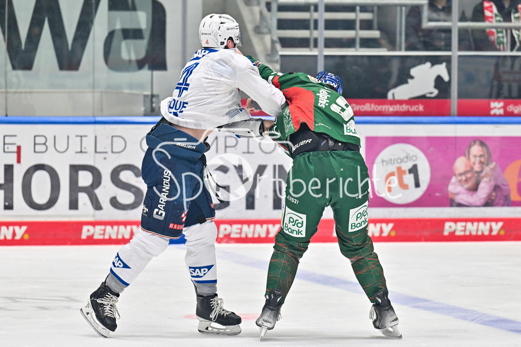 Augsburger Panther - Adler Mannheim | AUGSBURG, GERMANY - 28. DECEMBER: im Bild der Faustkampf zwischen Dan RENOUF (Adler Mannheim 4) und Joseph CRAMAROSSA (Augsburger Panther 92) / Fight / Kampf / Kämpfen / Schlägerei während dem Match zwischen den Augsburger Panthern und den Adler Mannehim am 33. Spieltag der Penny DEL im Curt Frenzel Stadion
