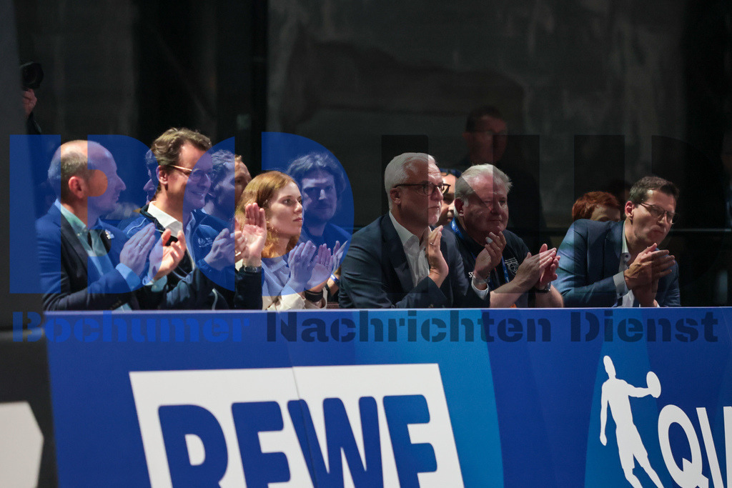 SES_TTG3X320250717-198 | bond - Realisiert mit Pictrs.com