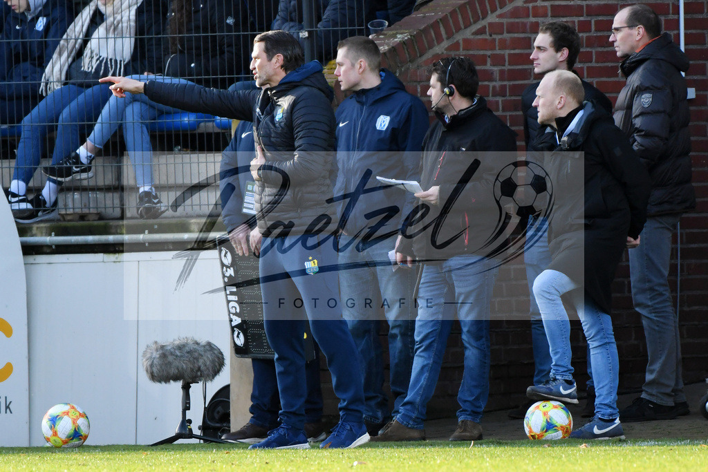 20200201_MEPCHE_0061 | Fußball, Herren: Trainer Patrick Gloeckner (Chemnitzer FC) gestikuliert waehrend des Spiels der 3. Liga zwischen SV Meppen und Chemnitzer FC in der Haensch-Arena am 01.02.2020 in Meppen, Deutschland. DFB / DFL REGULATIONS PROHIBIT ANY USE OF PHOTOGRAPHS AS IMAGE SEQUENCES AND/OR QUASI-VIDEO. - Realisiert mit Pictrs.com