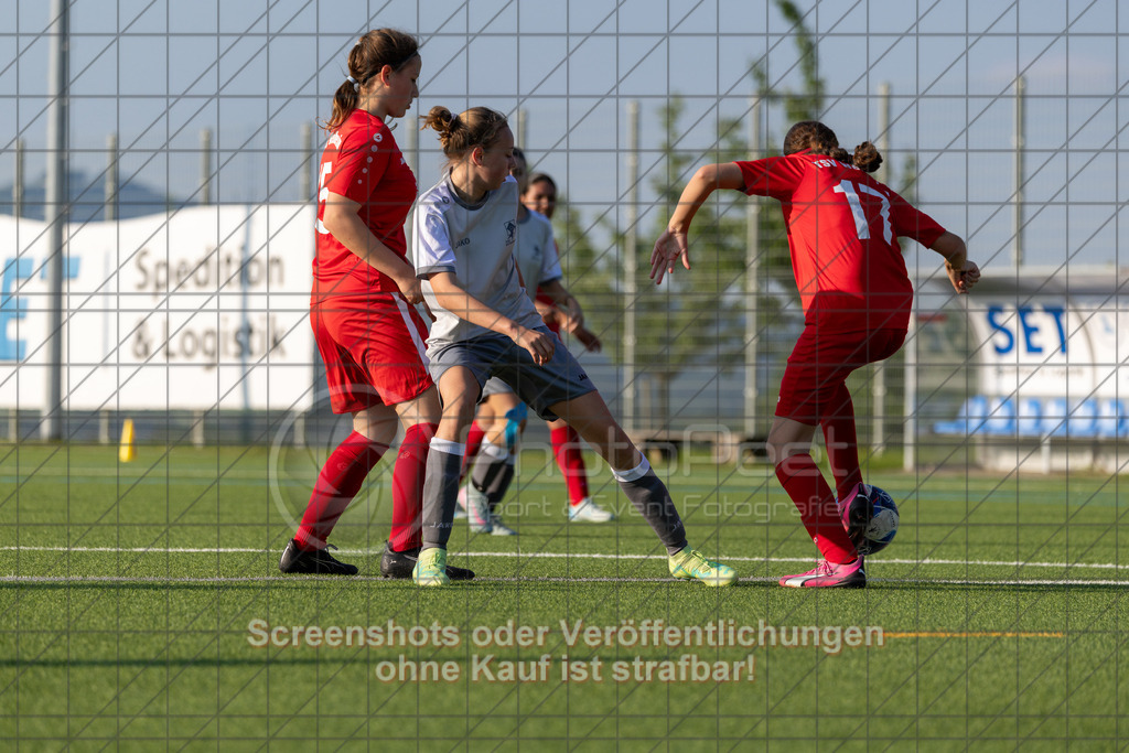 20260508_184733_0198_(c)_by_PhotoPeet | #,TSV Eschenbach (hell) vs. TSV Weilheim (rot), Fußball, C-Juniorinnen Kreisstaffel 2, Bezirk Neckar/Fils, 07.Spieltag,  Saison 2025/2026, Kunstrasenplatz, Schlater Straße, 73107 Eschenbach, 08.05.2026 - 18:30 Uhr,Foto: PhotoPeet / Sport- &amp; Eventfotografie / Peter Harich
