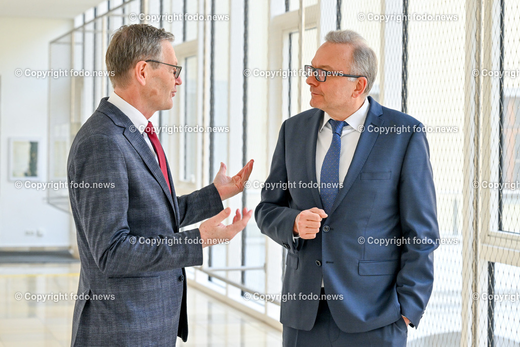 Pressegespräch Internorm International GmbH 2023_ 07.03.2023-9 | 07.03.2023, Presseclub Linz, AUT, Pressekonferenz Internorm International GmbH, Geschäftsverlauf 2022, Ausblick Geschäftsjahr 2023, Investitionsprogramm 2023, im Bild Johann Brandstetter (Geschaeftsfuehrer Marketing & Vertrieb der Internorm International GmbH), Christian Klinger (Miteigentuemer und Unternehmenssprecher Internorm International GmbH)