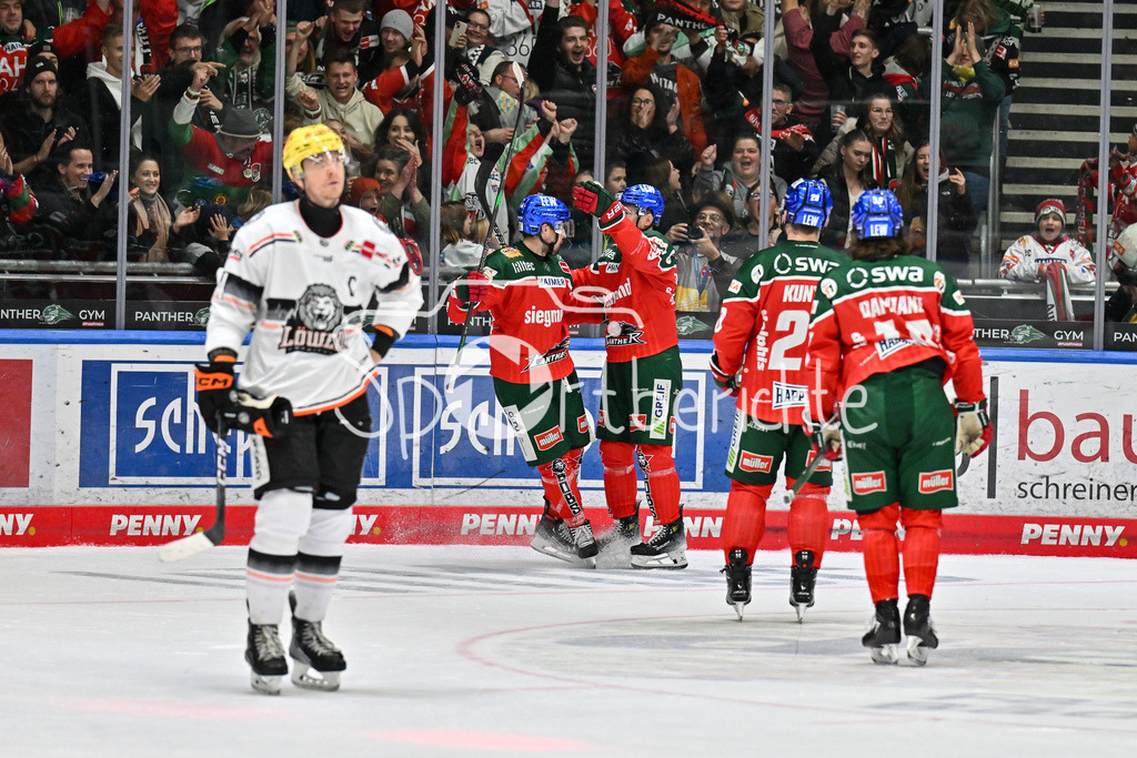 Augsburger Panther - Löwen Frankfurt | Jubel der Panther nach dem Treffer zum 4-1 durch Nolan ZAJAC (Augsburger Panther #44) / Freude / Happy / Tor / Torschuezte / DEL: Augsburger Panther - Löwen Frankfurt, Curt Frenzel Stadiom am 11.10.2024