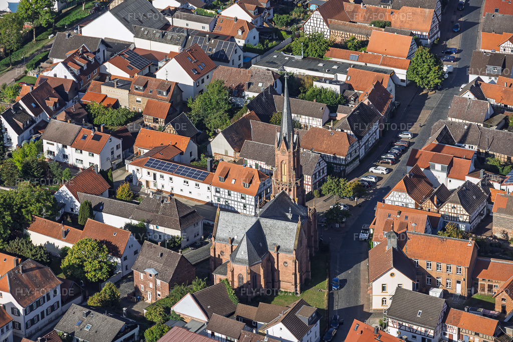 Luftbild: Evangelische Kirche Langstadt im Ortsteil Langstadt in Babenhausen im Bundesland Hessen in Deutschland. – Foto: IMG_159301.jpg vom 22.09.2026 durch Werner Riehm/FLY-FOTO.de – Auflösung des Originals: 6000 x 4000 px – Kirche Langstadt