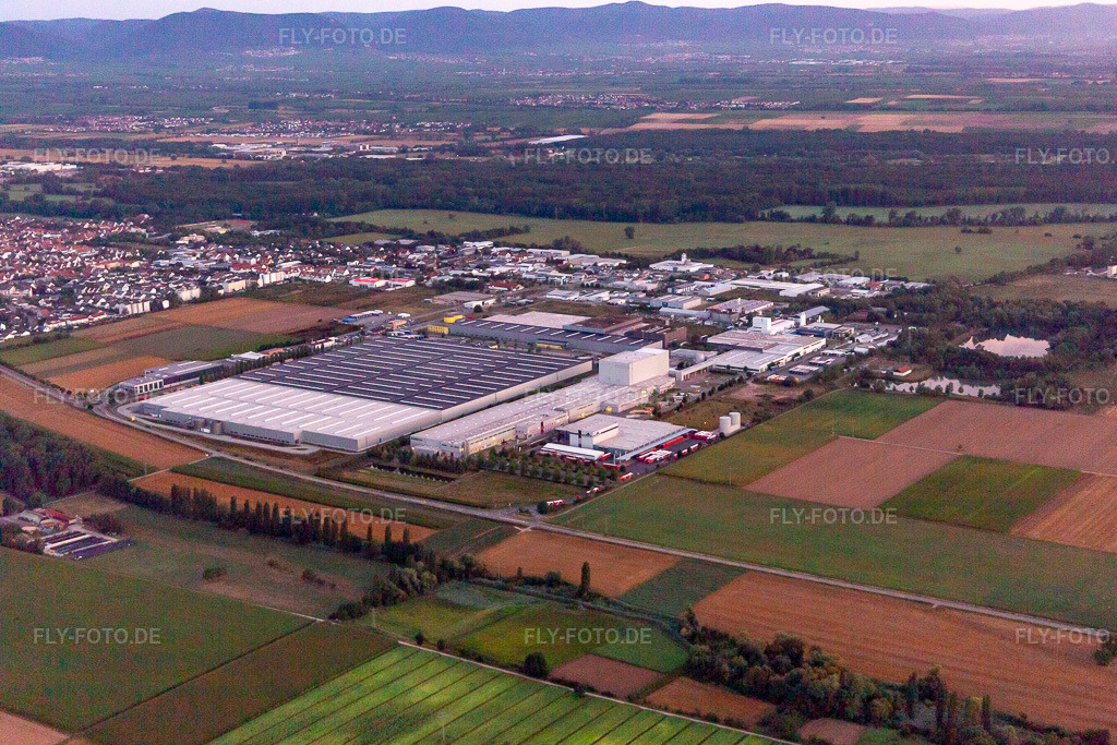 Luftbild: Mercedes Benz Logistik in Offenbach an der Queich im Bundesland Rheinland-Pfalz in Deutschland. Foto: IMG_116382.jpg vom 11.08.2019 durch Werner Riehm/FLY-FOTO.de