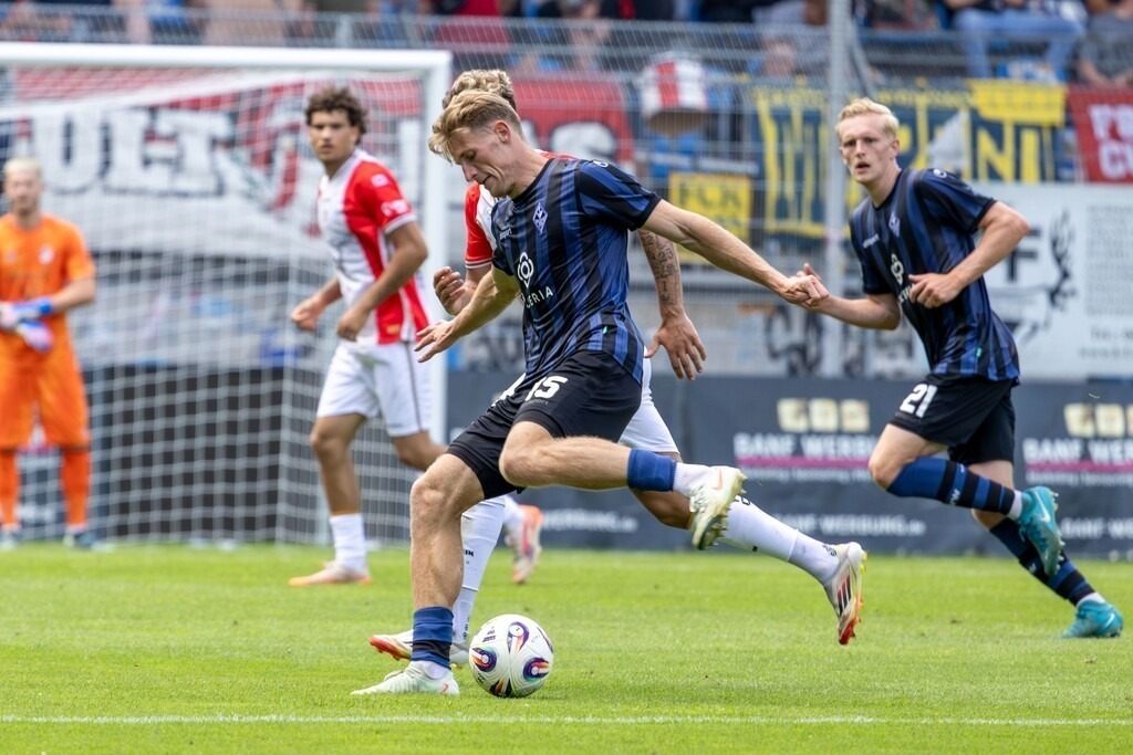 Waldhof Mannheim gegen FC Emmen, Niederlande (Letztes Testspiel vor dem Start in die neue Saison)***Am Ball: Malte Karbstein (15, Mannheim) | Waldhof Mannheim gegen FC Emmen, Niederlande (Letztes Testspiel vor dem Start in die neue Saison)***Am Ball: Malte Karbstein (15, Mannheim) - Realisiert mit Pictrs.com