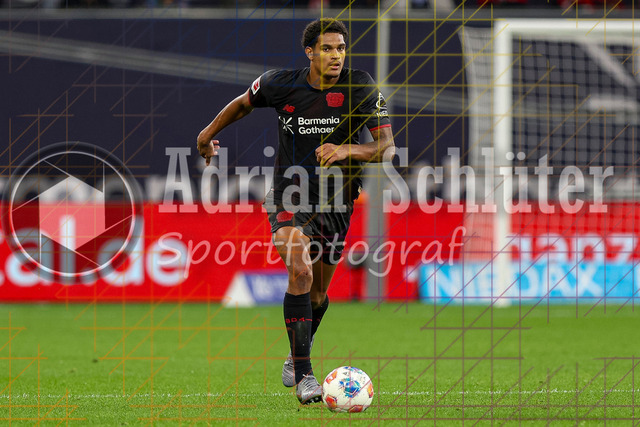 Bayer 04 Leverkusen vs Borussia Mönchengladbach - Bundesliga  | Leverkusen, Deutschland, 21.09.25:   Jarell Amorin Quansah (Bayer 04 Leverkusen) in Aktion am Ball, Einzelaktion waehrend des Spiels der Bundesliga zwischen  Bayer 04 Leverkusen vs Borussia Mönchengladbach in der BayArena(Foto von Brauer-Fotoagentur / Adrian Schlueter)