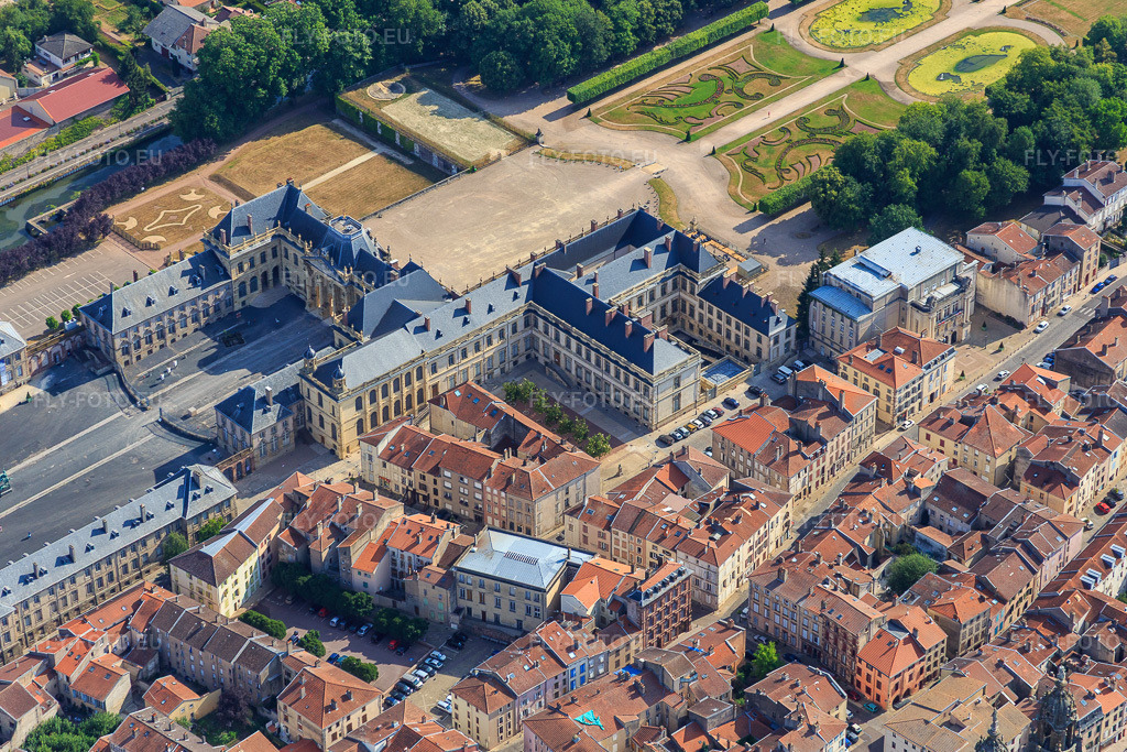 Vue aérienne: Domaine départemental du château de Lunéville à le quartier Luneville-Chateau Champ de Mars in Lunéville dans le département Meurthe et Moselle, France.Photo: IMG_083167.jpg prise le 11/07/2015 par Werner Riehm/FLY-FOTO.euRésolution de l'original: 5249 x 3499 pxChâteau de Lunéville