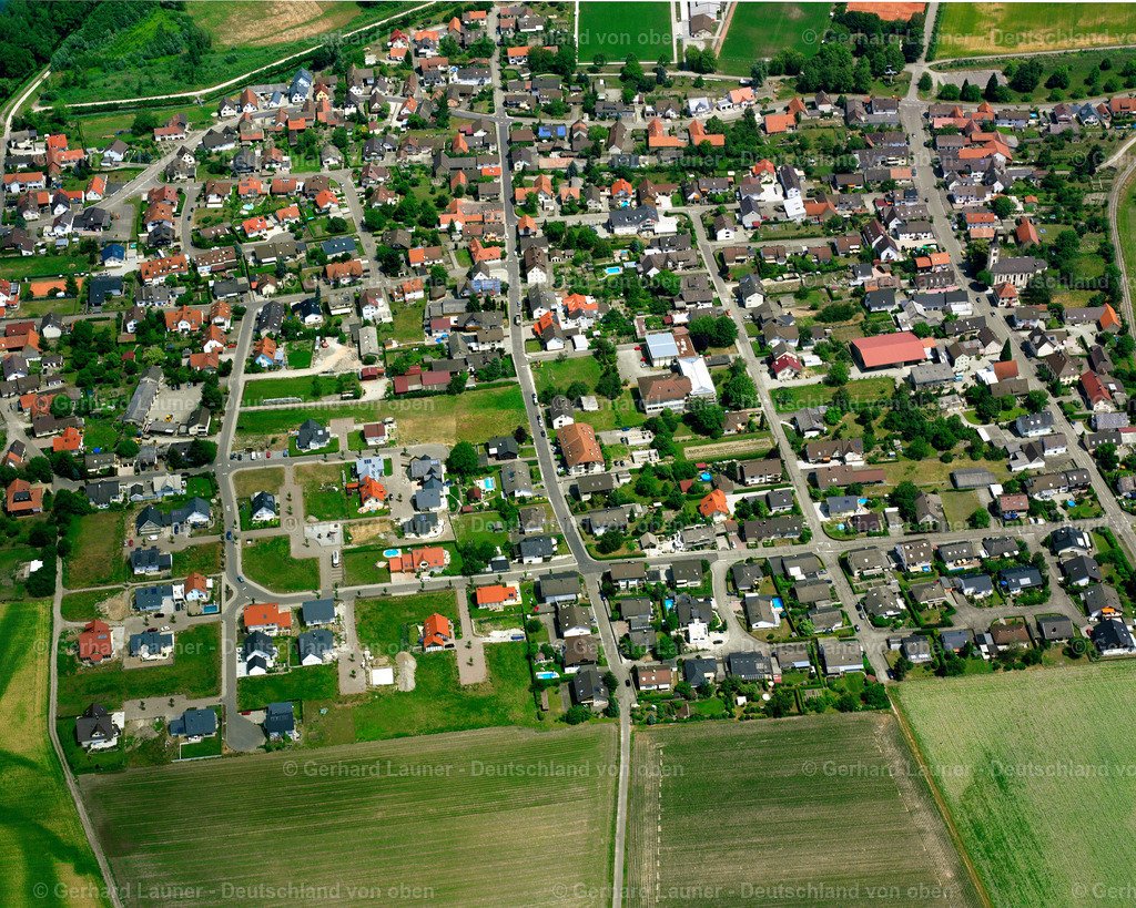 2526242 | SöLLINGEN 01.05.2005 Wohngebiet - Mischbebauung der Mehr- und Einfamilienhaussiedlung  in Söllingen im Bundesland Baden-Württemberg, Deutschland // Residential area - mixed development of a multi-family housing estate and single-family housing estate  in Söllingen in the state Baden-Wuerttemberg, Germany Foto: Gerhard Launer
