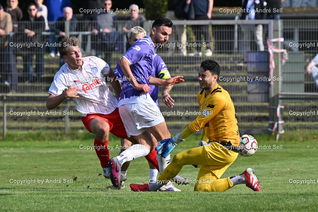 VfR Neumünster vs Holstein Kiel II | Geart Latifi (VfR #33) &amp; José Aguirre Dardon (VfR #27) vs Kian Tack (Holstein #23) / Fußball-Oberliga Männer 2026/2027 / VfR Neumünster vs Holstein Kiel II / Grümmi-Arena / Neumünster / 27.09.26 - Realisiert mit Pictrs.com