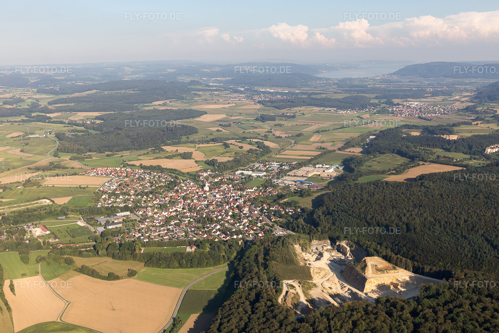 Luftbild: landwirtschaftlichen Feldern und Nutzflächen in Eigeltingen im Bundesland Baden-Württemberg in Deutschland. Foto: IMG_094251.jpg vom 27.08.2016 durch Werner Riehm/FLY-FOTO.de
