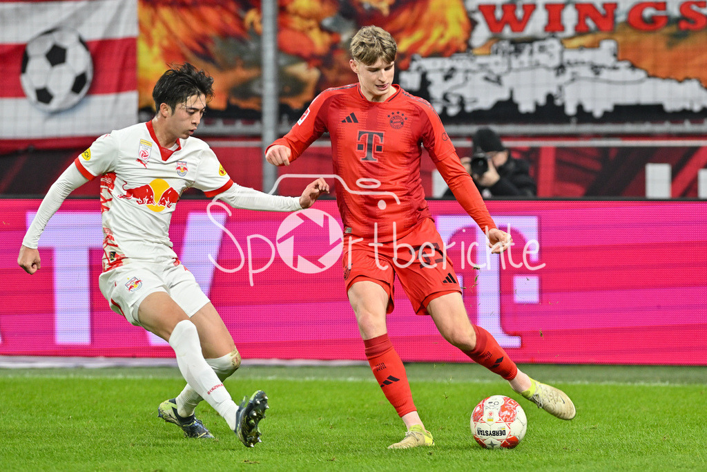 RB Salzburg - FC Bayern München | im Duell Takumu KAWAMURA (RB Salzburg 16) und Grayson DETTONI (FC Bayern Muenchen 33) / Zweikampf / Testspiel: RB Salzburg - FC Bayern Muenchen, Red Bull Arena am 06.01.2025