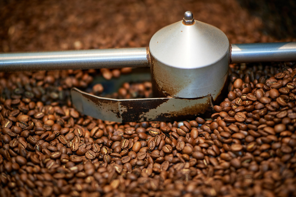 Fürth Kaffee | Austria - September 17, 2019: Fürth Kaffee; geröstete Kaffeebohnen beim Kühlvorgang. - Realisiert mit Pictrs.com