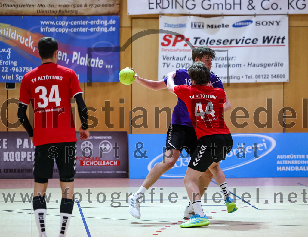 2022-11-12_060_SpVgg_Altenerding_III_gegen_TV_Altoetting_II | Erding, Deutschland, 12.11.2022:
Handball, Bezirksklasse Männer 2022 / 2023, 4. Spieltag, SpVgg Altenerding III gegen TV Altötting II, Endergebnis: 32:25

Johannes Resch (TV Altötting, #34), Ferdinand Ewald (SpVgg Altenerding, #19), Johannes Petershofer (TV Altötting, #44)

Foto: Christian Riedel / fotografie-riedel.net