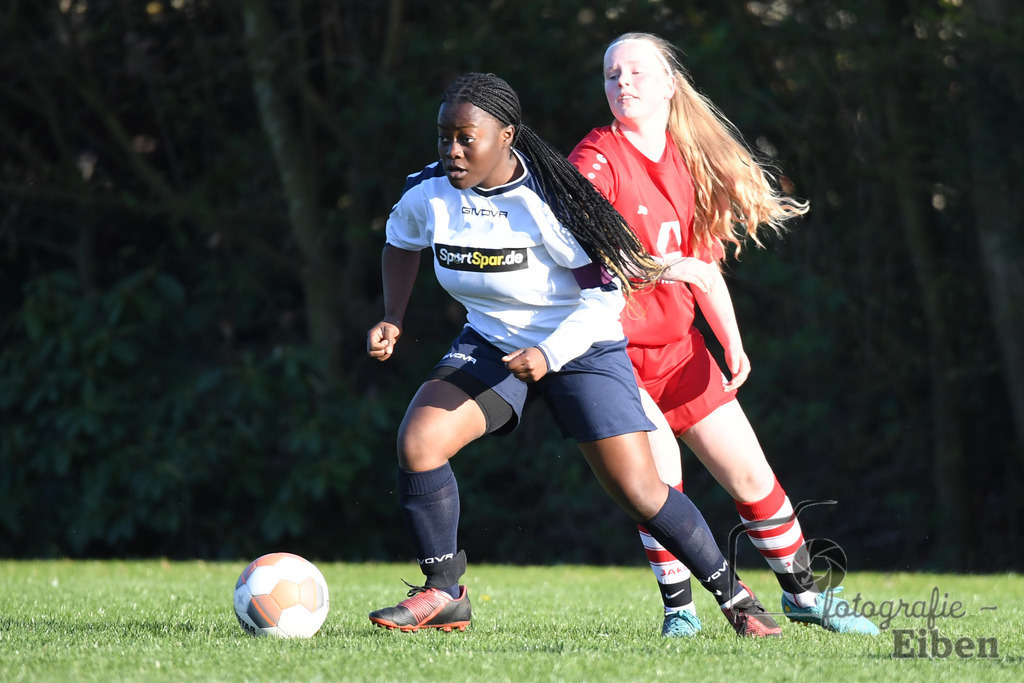 SV Eintracht Wildenloh-JSG friEdA | B-Juniorinnen Bezirksliga Staffel A; SV Eintracht Wildenloh (weiß)-JSG FriEdA (rot) am 19.04.2023; in Wildenloh (A-Platz), Photo: Philip Eiben 2023 - Realisiert mit Pictrs.com