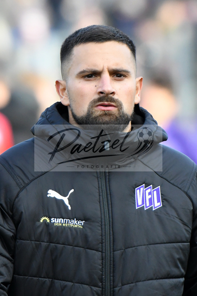 20200208_OSNFCN_0121 | Fußball, Herren: Marcos Alvarez (VfL Osnabrueck) schaut waehrend des Spiels der 2. Bundesliga zwischen VfL Osnabrueck und 1. FC Nuernberg im Stadion an der Bremer Bruecke am 08.02.2020 in Osnabrueck, Deutschland.DFB / DFL REGULATIONS PROHIBIT ANY USE OF PHOTOGRAPHS AS IMAGE SEQUENCES AND/OR QUASI-VIDEO. - Realisiert mit Pictrs.com