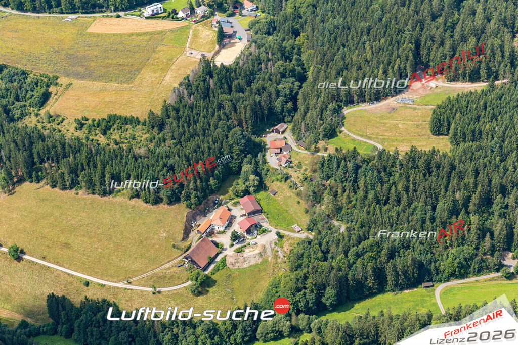 Die Luftaufnahme Rosslach - Wilhelmsthal wurde 2021 mittels Flugzeug (keine Drohne) erstellt. Hohe Auflösung -für große Poster und Wandbilder geeignet!