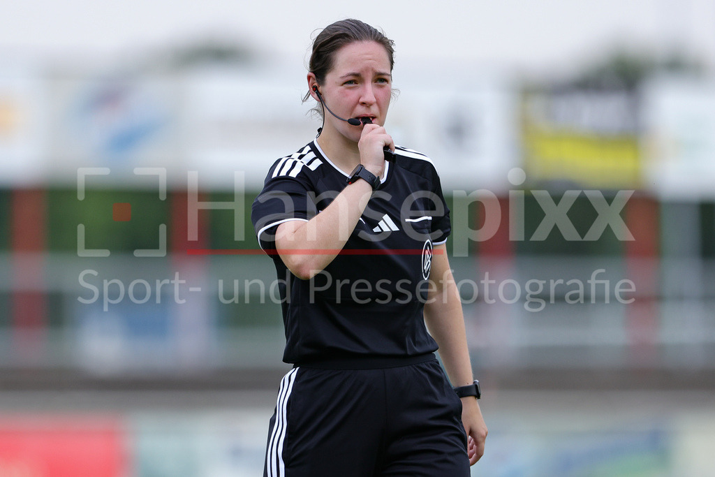 Fussball, Testspiel Frauen, SV Werder Bremen - AZ Alkmaar | Schiedsrichterin Antonia Tucholski hat die Pfeife im Mund, bläst in die Pfeife, pustet in die Trillerpfeife, Portrait, Nahaufnahme, Einzelfoto, Einzelbild