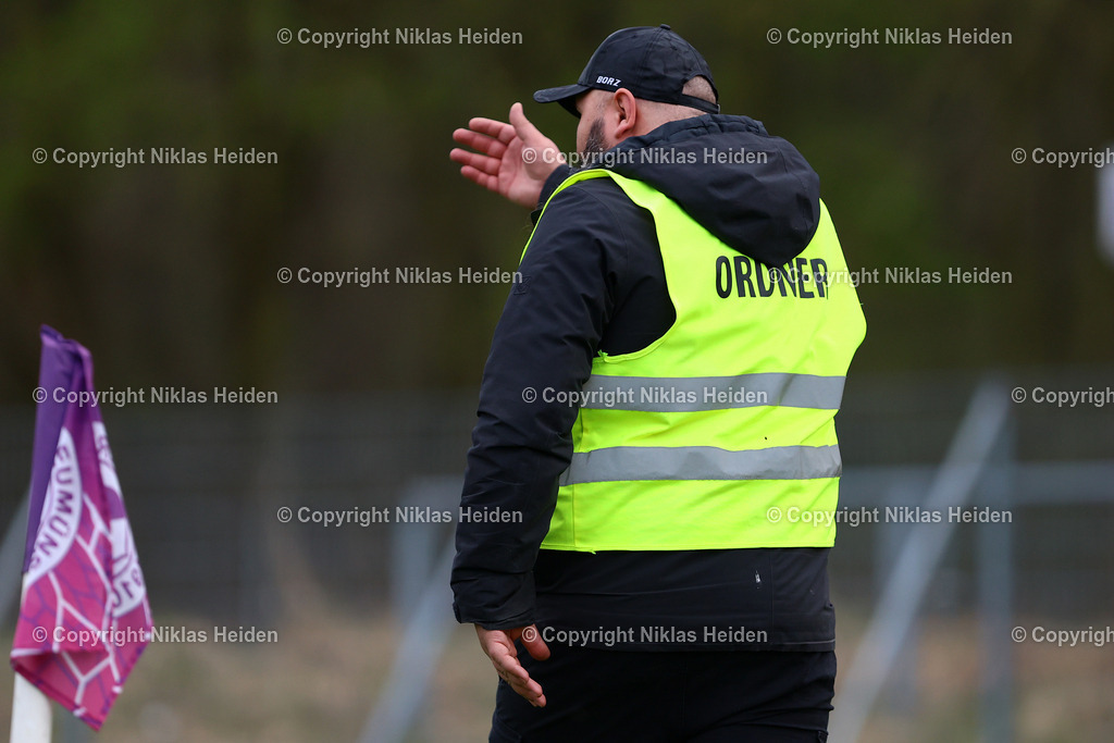 NH_VfRNeumuenster_PSVNeumuenster_FlensOberliga_15042026 | Ein Ordner mit Weste im Amateurfussball.Fußball I Herren I Flens Oberliga I Saison 2025-2026  I 19. Spieltag I VfR Neumünster - PSV Union Neumünster I 15.04.2026 I VfR Stadion HSP (Grümmi Arena)