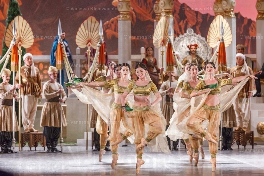  Ballett "La Bayadère" (Fotoprobe) in der Staatsoper unter den Linden | Berlin, 02.11.2018: Fotoprobe des Balletts "La Bayadere" in der Staatsoper Unter Den Linden.  - Realisiert mit Pictrs.com