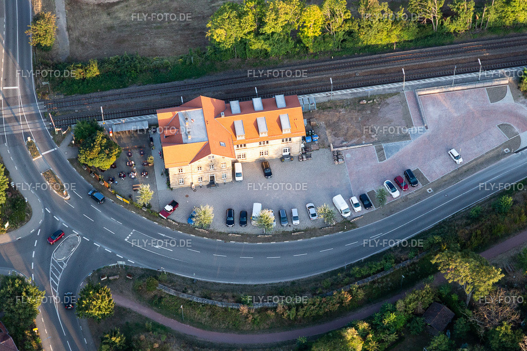 Gebäudekomplex des Hotel-Restaurant zum Bahnhof 1894 Rohrbach | Luftbild: Gebäudekomplex des Hotel-Restaurant zum Bahnhof 1894 Rohrbach in Rohrbach im Bundesland Rheinland-Pfalz in Deutschland. Foto: IMG_117488.jpg vom 06.09.2019 durch Werner Riehm/FLY-FOTO.de - Realisiert mit Pictrs.com