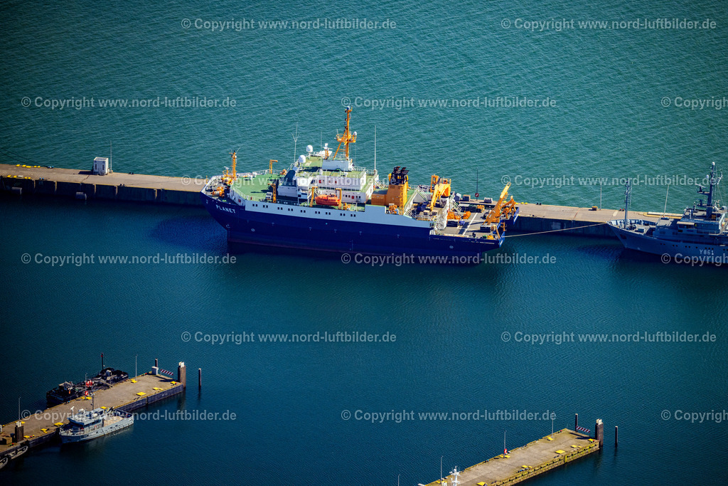 Eckernförde_Marine_Hafen_ELS_0527010524 | ECKERNFöRDE 01.05.2024 Marinestützpunkt Eckernförde mit angrenzendem Yachthafen und vor Anker liegenden Booten in Eckernförde im Bundesland Schleswig-Holstein. // Naval base of the german navy with ships anchoring in the haven in Eckernfoerde in the state Schleswig-Holstein. Foto: Martin Elsen