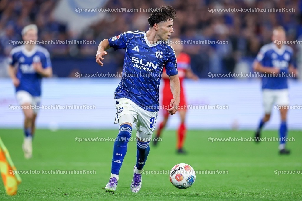S0413092501127 | 13.09.2025, Fußball, FC Schalke 04 - Holstein Kiel, 5.Spieltag, 2. Fußball Bundesliga, Veltins-Arena Gelsenkirchen, Saison 2025 2026: Soufiane El-Faouzi (Schalke04 #23) DFB regulations prohibit any use of photographs as image sequences and or quasi-video.