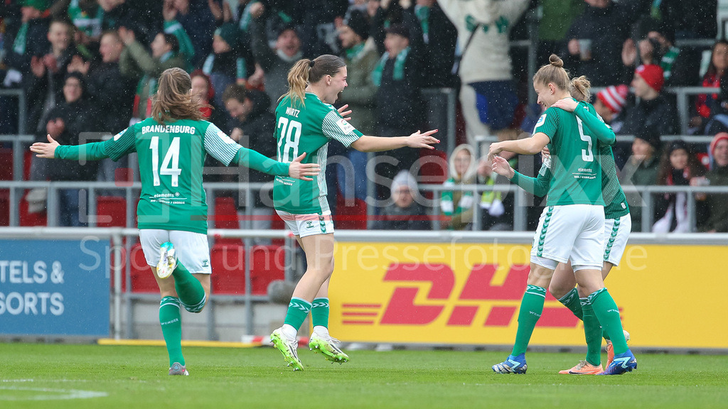 Fussball, Google Pixel Frauen-Bundesliga, RB Leipzig - SV Werder Bremen | v.li.: Spielerinnen des SV Werder Bremen mit Torjubel, Jubel, jubeln, jubelt, optimistisch, Spielszene, Highlight, Freude über das Tor zum 0:1, DIE DFB-RICHTLINIEN UNTERSAGEN JEGLICHE NUTZUNG VON FOTOS ALS SEQUENZBILDER UND/ODER VIDEOÄHNLICHE FOTOSTRECKEN. DFB REGULATIONS PROHIBIT ANY USE OF PHOTOGRAPHS AS IMAGE SEQUENCES AND/OR QUASI-VIDEO.
