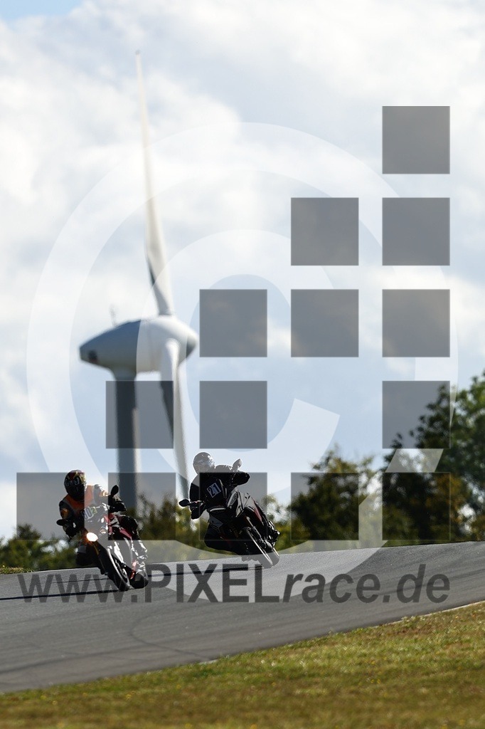 0021-20250915_01244 | Schöne Erinnerungen an spannende Momente - das festzuhalten ist unser Job. PIXELrace.de ist seit 2003 auf den Rennstrecken Europas unterwegs um die Action draußen beim Fahren und die wunderbare Stimmung imm Fahrerlager für euch einzufangen.