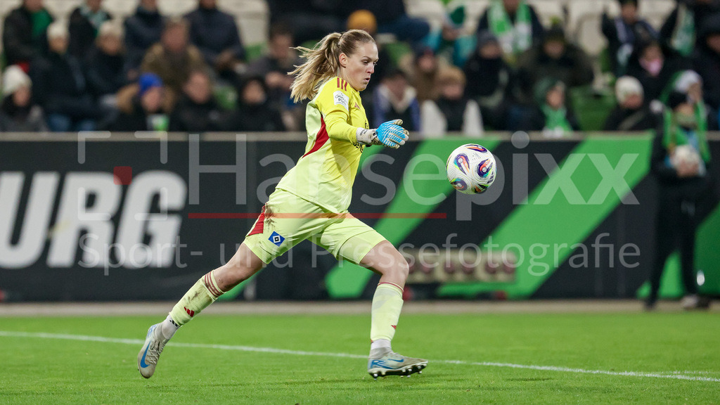 Fussball, Google Pixel Frauen-Bundesliga, VfL Wolfsburg - Hamburger SV | Inga Schuldt (Torhüterin, Torwart, Hamburger SV, 1) am Ball, Freisteller, Einzelbild, Ganzkörper, Aktion, Action, Spielszene, DIE DFB-RICHTLINIEN UNTERSAGEN JEGLICHE NUTZUNG VON FOTOS ALS SEQUENZBILDER UND/ODER VIDEOÄHNLICHE FOTOSTRECKEN. DFB REGULATIONS PROHIBIT ANY USE OF PHOTOGRAPHS AS IMAGE SEQUENCES AND/OR QUASI-VIDEO.