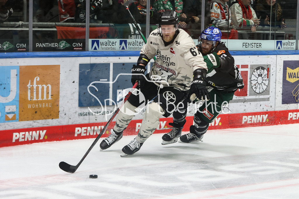Augsburger Panther - Kölner Haie  | Stanislav DIETZ (KEC #67) im Duell mit Chris COLLINS (AEV #10) / Zweikampf