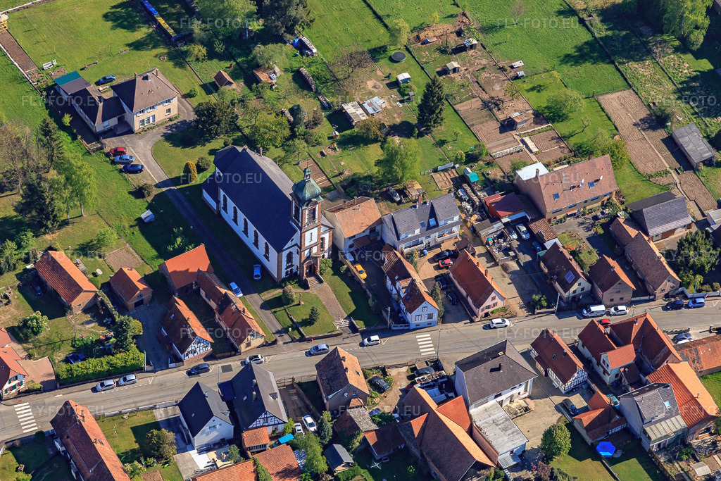 Vue aérienne: Eglise Saint Barthélemy - Paroisse Gumbrechtshoffen Eglise à Gumbrechtshoffen dans le département Bas Rhin, France – .Photo: IMG_099497.jpg prise le 30/04/2017 par Werner Riehm/FLY-FOTO.eu – Résolution de l'original: 5236 x 3491 px
