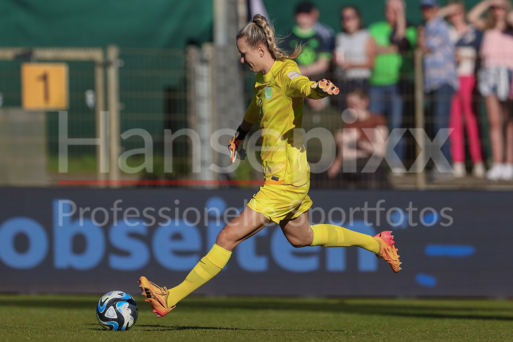 Fussball, Google Pixel Frauen-Bundesliga, SV Werder Bremen - VfL Wolfsburg | v.li.: Merle Frohms (Torhüterin, Torwart, VfL Wolfsburg, 1) am Ball, Freisteller, Einzelbild, Ganzkörper, Aktion, Action, Spielszene, DIE DFB-RICHTLINIEN UNTERSAGEN JEGLICHE NUTZUNG VON FOTOS ALS SEQUENZBILDER UND/ODER VIDEOÄHNLICHE FOTOSTRECKEN. DFB REGULATIONS PROHIBIT ANY USE OF PHOTOGRAPHS AS IMAGE SEQUENCES AND/OR QUASI-VIDEO.