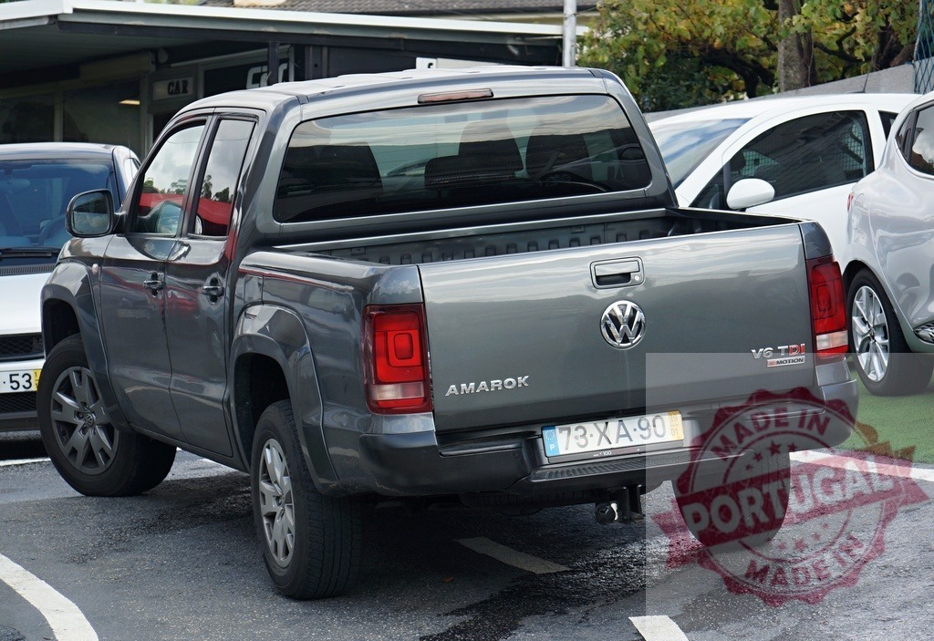 Volkswagen Amarok pickup truck parked in lot | Gray Volkswagen Amarok V6 TDI pickup truck parked in a wet asphalt parking lot - Realisiert mit Pictrs.com