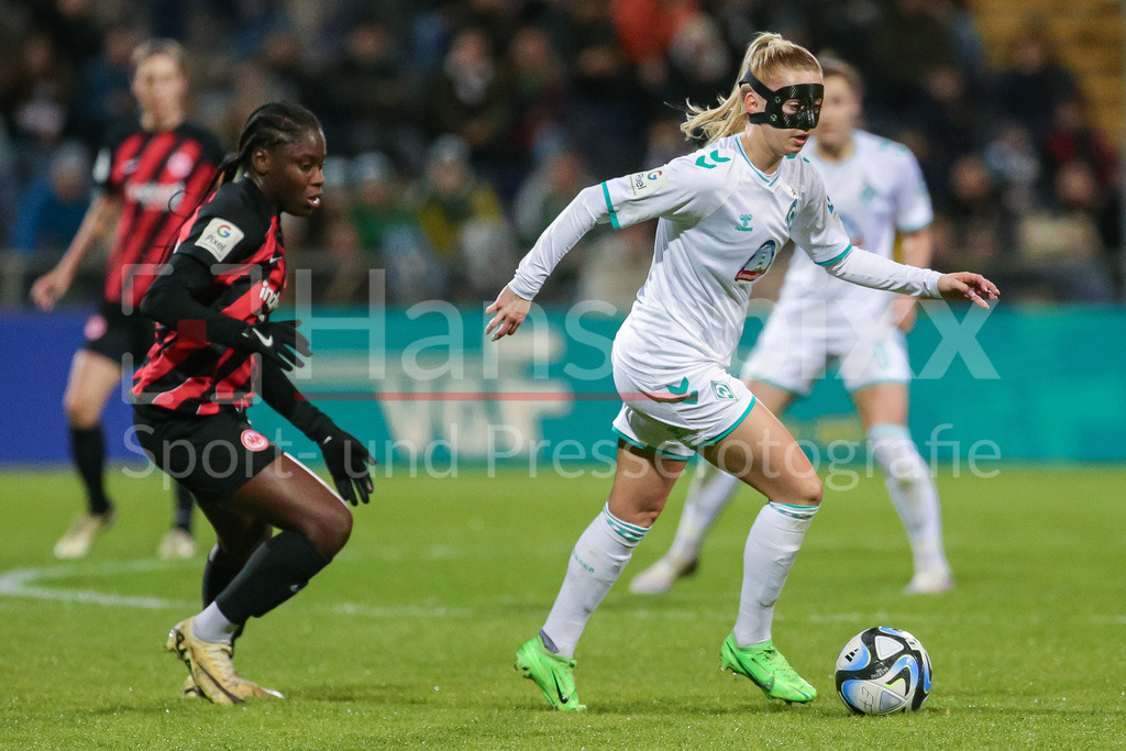 Fussball, Google Pixel Frauen-Bundesliga, Eintracht Frankfurt - SV Werder Bremen | v.li.: Nicole Anyomi (Eintracht Frankfurt, 19) und Nina Lührßen (SV Werder Bremen, 27) im Zweikampf, Duell, Dynamik, Aktion, Action, Spielszene, DIE DFB-RICHTLINIEN UNTERSAGEN JEGLICHE NUTZUNG VON FOTOS ALS SEQUENZBILDER UND/ODER VIDEOÄHNLICHE FOTOSTRECKEN. DFB REGULATIONS PROHIBIT ANY USE OF PHOTOGRAPHS AS IMAGE SEQUENCES AND/OR QUASI-VIDEO.