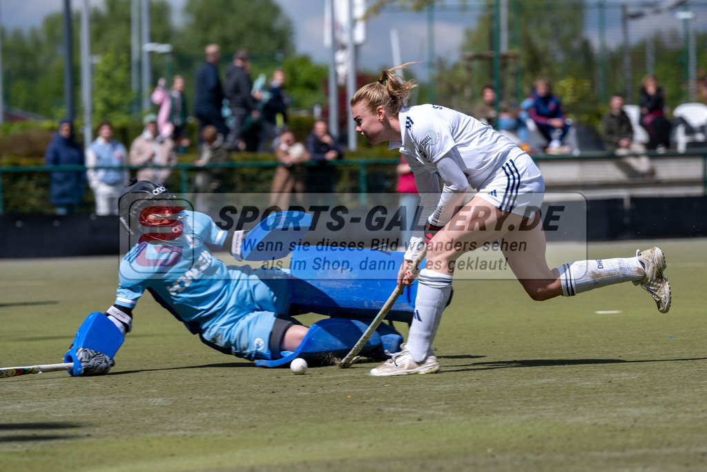 SFE_20240421_0174 | Düsseldorf, Deutschland, 21.04.2024: Selina Müller (Münchener SC), Sophia Schwabe (Düsseldorfer HC) in Aktion waehrend des Spiels der Feldhockey 1. Bundesliga Damen zwischen Düsseldorfer HC - Münchener SC im Düsseldorfer Hockeyclub 1905 e.V. am 21.04.2024 in Düsseldorf, Deutschland. (Foto von Stephan Fehrmann)

Düsseldorf, Germany, 21.04.2024: Selina Müller (Münchener SC), Sophia Schwabe (Düsseldorfer HC) in action during the game of Feldhockey 1. Bundesliga Damen between Düsseldorfer HC - Münchener SC in Düsseldorfer Hockeyclub 1905 e.V. at 21.04.2024 in Düsseldorf, Deutschland. (Foto from Stephan Fehrmann)