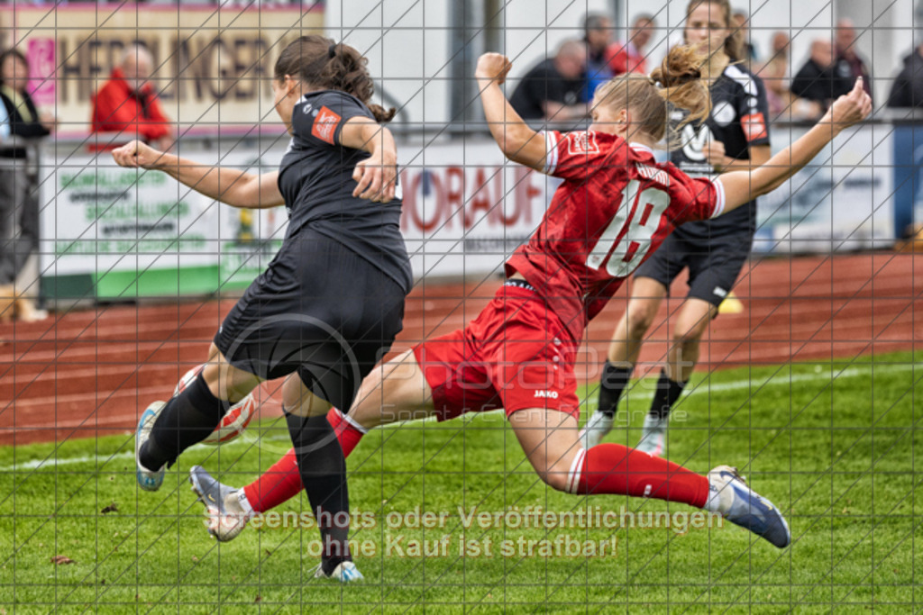 20251012_142410_1000-Bearbeitet | #,1.FC Donzdorf (schwarz) vs. VfB Stuttgart II (rot), Fussball, Frauen-Verbandsliga Württemberg, 05. Spieltag, Saison 2025/2026, Rasenplatz Lautertal Stadion, Süßener Straße 16, 73072 Donzdorf, 12.10.2025 - 13:00 Uhr,Foto: PhotoPeet-Sportfotografie/Peter Harich