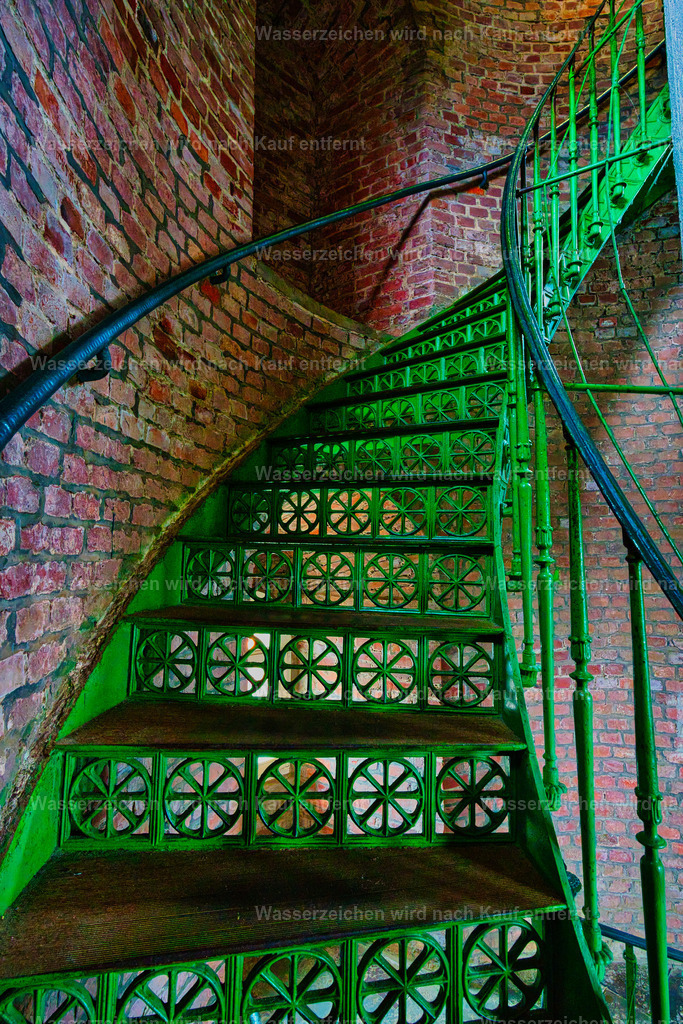 Darß - historische Wendeltreppe im Leuchtturm | Der Leuchtturm Darßer Ort im Darß ist eines der bekanntesten Wahrzeichen der Ostseeküste. Umgeben von wildem Küstenwald, Dünen und unberührter Natur bietet er eine einzigartige Fotokulisse. Die Landschaft des Darß begeistert mit weiten Stränden, ursprünglichen Wegen und stimmungsvollen Lichtverhältnissen – ein beliebtes Motiv für Natur- und Landschaftsfotografie. - Realisiert mit Pictrs.com