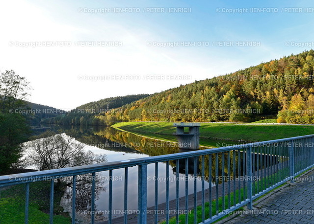 20221026-0136-marbach-HEN-FOTO | 26.10.2022 Herbst Impressionen Ausflugsziel Marbach Stausee Hochwasserschutz in Gemarkung Hetzbach Landratsamt Erbach mit Vogelschutzbereich Badebereich Surf- und Segelbereich Bauzeit 1978 bis 1982 Länge 2700m (Foto: Peter Henrich) - Realisiert mit Pictrs.com